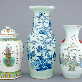 Een set van 3 Chinese blauw-witte en famille rose vazen, 19/20e eeuw