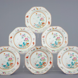 Een set van zes Chinese octagonale famille rose borden met kraanvogels, 18e eeuw