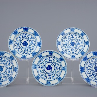 Een set van vijf Chinese blauw-witte borden met karpers, Kangxi