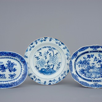 Deux plats ovales et un rond en porcelaine de Chine bleu et blanc, Qianlong