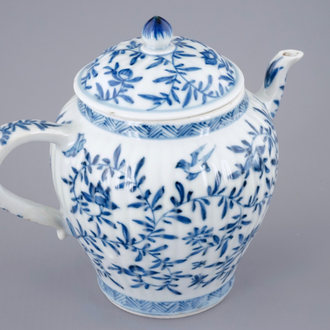 Een kleine Chinese blauw-witte theepot met deksel, Kangxi