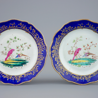Een paar Chinese export porseleinen borden naar Sèvres voorbeeld, Qianlong, 18e eeuw