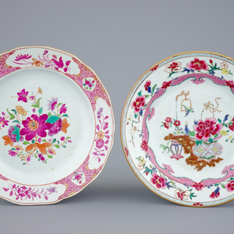 Deux assiettes en porcelaine de Chine famille rose d'exportation, Qianlong