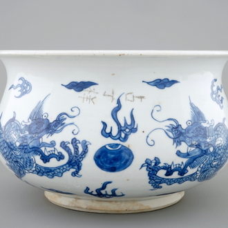 Een Chinese blauw-witte wierookbrander met vechtende draken, Kangxi