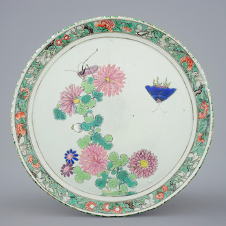 Een Chinees famille rose/verte bord met gedecoreerde rand, ex-coll. Augustus de Sterke, Kangxi/Yongzheng