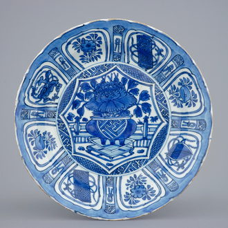 Een blauw-witte kraak porseleinen schotel met een bloemvaas, Wanli, 1573-1619