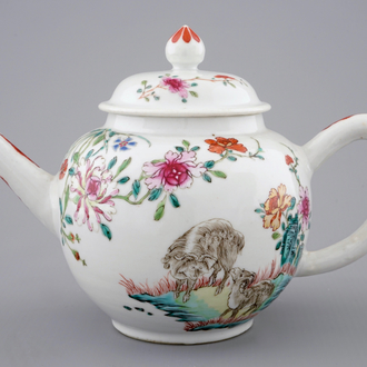 Une théière en porcelaine de Chine famille rose à décor d'une paire de chèvres, Qianlong