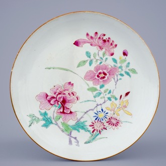 Une assiette en porcelaine de Chine famille rose à décor floral, Yongzheng, 1723-1735