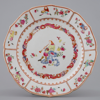 Een Chinees famille rose bord met een Europese fluitspeler, Qianlong, 18e eeuw