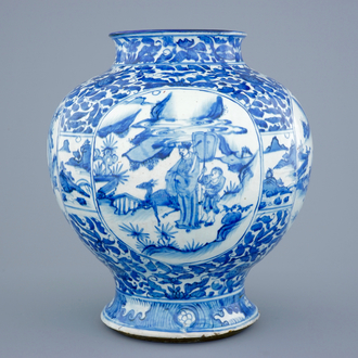 Een grote Chinese blauw-witte balustervormige vaas met figuratief decor, Ming Dynastie