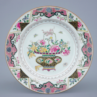 Une assiette en porcelaine de Chine famille rose, Yongzheng/Qianlong