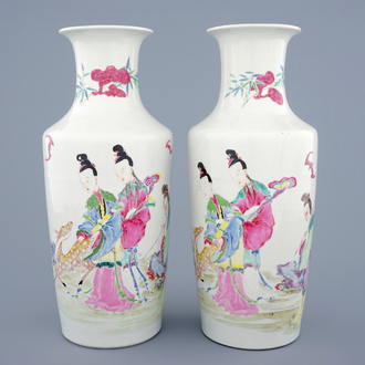 Een paar Chinese famille rose rouleau vazen met dames bij een hert, Yongzheng, 1723-1735