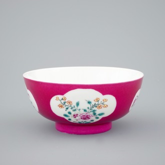 A Chinese ruby ground bowl with floral reserves in Yongzheng style, 18/19th C.