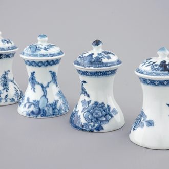 Een set van vier bodemloze Chinese blauw-witte stolpjes met floraal decor, Qianlong, 18e eeuw