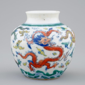 Een klein Chinees doucai bolvaasje met draken tussen wolken, Qianlong merk, 19e eeuw