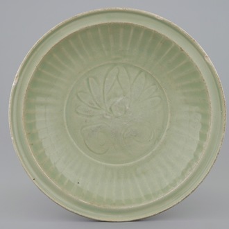 Een Longquan celadon schotel met ingekrast lotusdecor, Ming Dynastie, 15e eeuw