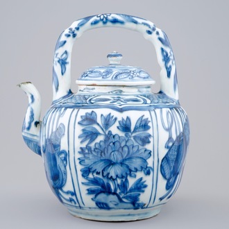 A blue and white Chinese kraak porcelain wine pot, Wanli, 1573-1619