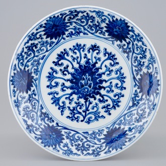 Een Chinees blauw-wit bord met lotus decor, Xuande merk, Kangxi