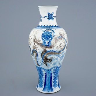 Un vase aux dragons en porcelaine de Chine bleu, blanc et rouge, Kangxi