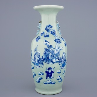 Een fijne Chinese blauw-wit op celadon fond vaas met personages, 19e eeuw