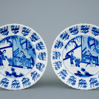 Een paar Chinese blauw-witte gelobde borden met lange Lijzen, Kangxi