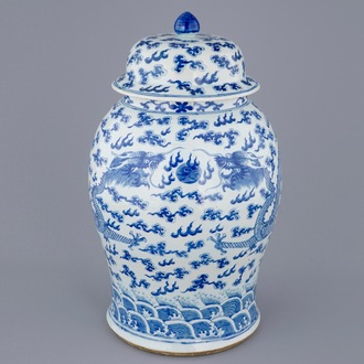 A large Chinese blue and white vase and cover with dragons, 19th C.