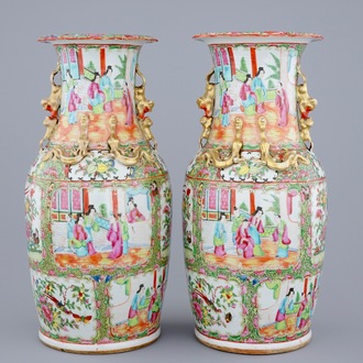Une paire de vases en porcelaine de Chine famille rose de Canton, 19ème