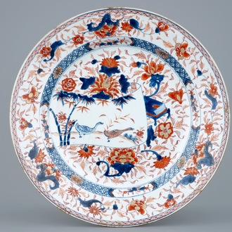 Een zeer grote Chinese Imari-stijl schotel met decor van ganzen, Kangxi/Yongzheng