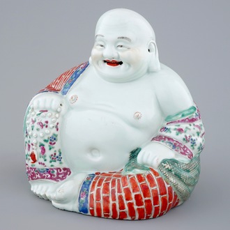 Un grand modèle de Bouddha en porcelaine de Chine famille rose, 19/20ème