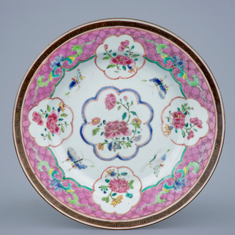 Een Chinees famille rose bord met vlinders, Qianlong, 18e eeuw