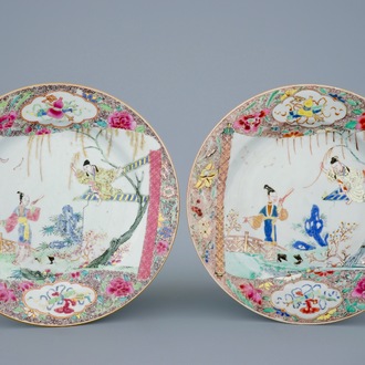 Une paire d'assiettes en porcelaine de Chine famille rose "Romance de la Chambre Occidentale", Yongzheng