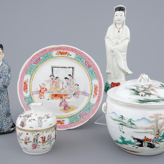 A varied lot of Chinese famille rose porcelain, 19/20th C.