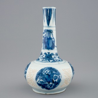 Een Chinese blauw-witte flesvormige vaas met kraanvogels, Wanli, 1573-1619