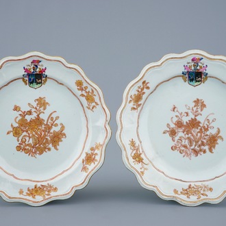 Een paar Chinese borden voor de Spaanse markt met het wapen van Arguello, Qianlong, ca. 1770