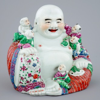 A large Chinese famille rose porcelain Buddha with laughing boys, 19/20th C.