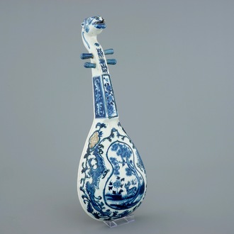 A blue and white Chinese porcelain model of a pipa lute, 19th C.