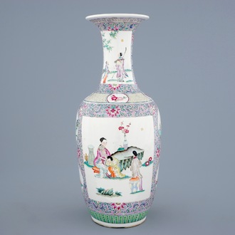 Un vase en porcelaine de Chine famille rose, 19ème