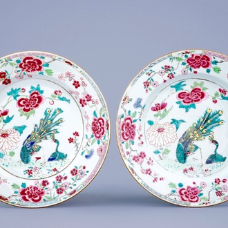 Een paar Chinese famille rose borden met phoenixen, Qianlong, ca. 1730-1740