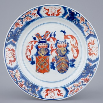 Une assiette armoiriée en porcelaine de Chine de style Imari, Qianlong, 1ère motié du 18ème