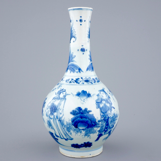 Een Chinese blauw-witte flesvormige vaas, Transitie periode, 1620-1683