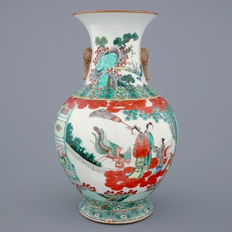 Un grand vase en porcelaine de Chine famille verte aux anses en forme d'éléphants, 19ème
