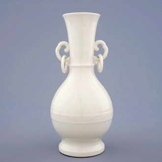 Een monochrome blanc de Chine vaas met onderglazuur decor, Kangxi