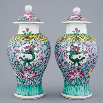 Une paire de vases et leur couvercles en porcelaine de Chine famille rose, 19/20ème