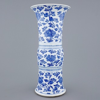 Een Chinese blauw-witte gu bekervaas met lotus scrolls, Kangxi