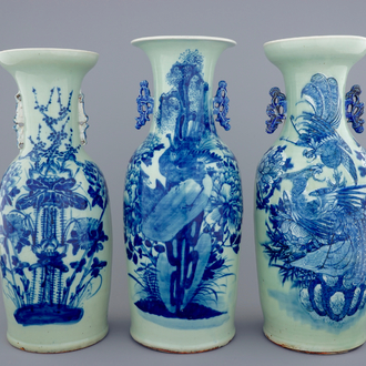 Trois vases en porcelaine de Chine en bleu et blanc sur fond céladon, 19ème