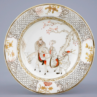 Een Chinees grisaille en rouge de fer bord in eierschaal porselein, Yongzheng, 1723-1735