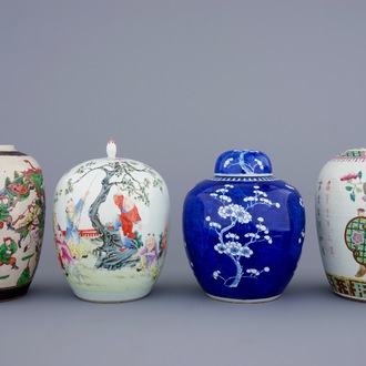 Een lot van 4 Chinese famille rose en blauw-witte gemberpotten met deksels, 19/20e eeuw