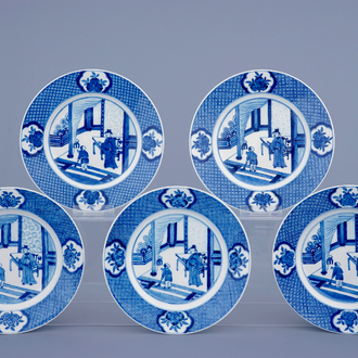 Een set van 5 grote blauw-witte Chinese borden met Chenghua 6-karaktermerk, Kangxi