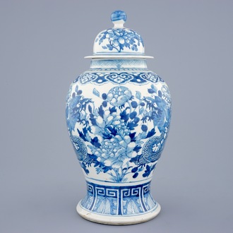 Un vase et son couvercle en porcelaine de Chine bleu et blanc, 19ème