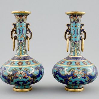 Une paire de vases de forme bouteille en cloisonné chinois, 18/19ème